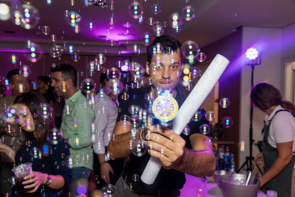 Invitado bailando en la plataforma 360º entre pompas de jabón en una boda