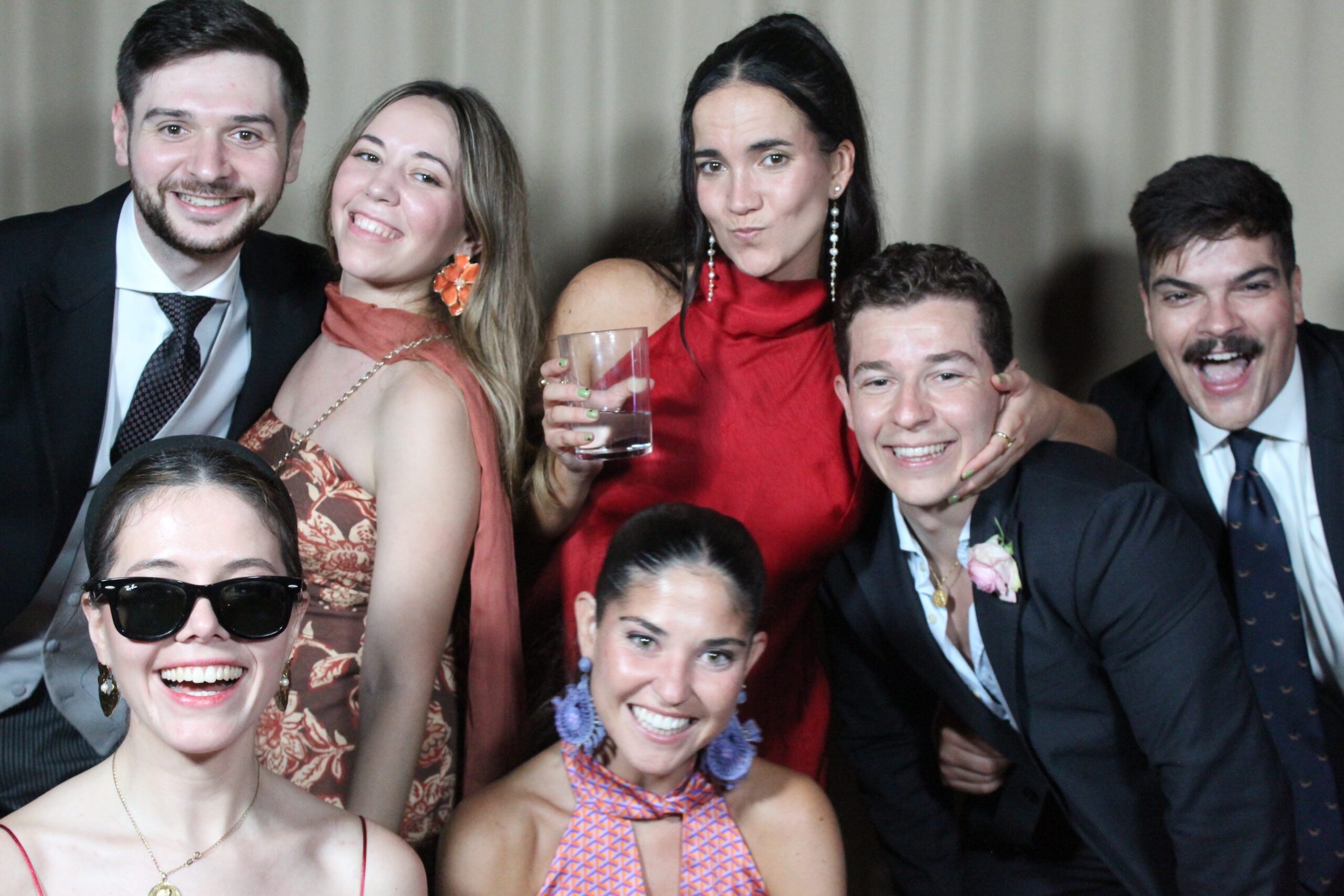 Grupo de invitados con gafas de sol en el fotomatón Classic