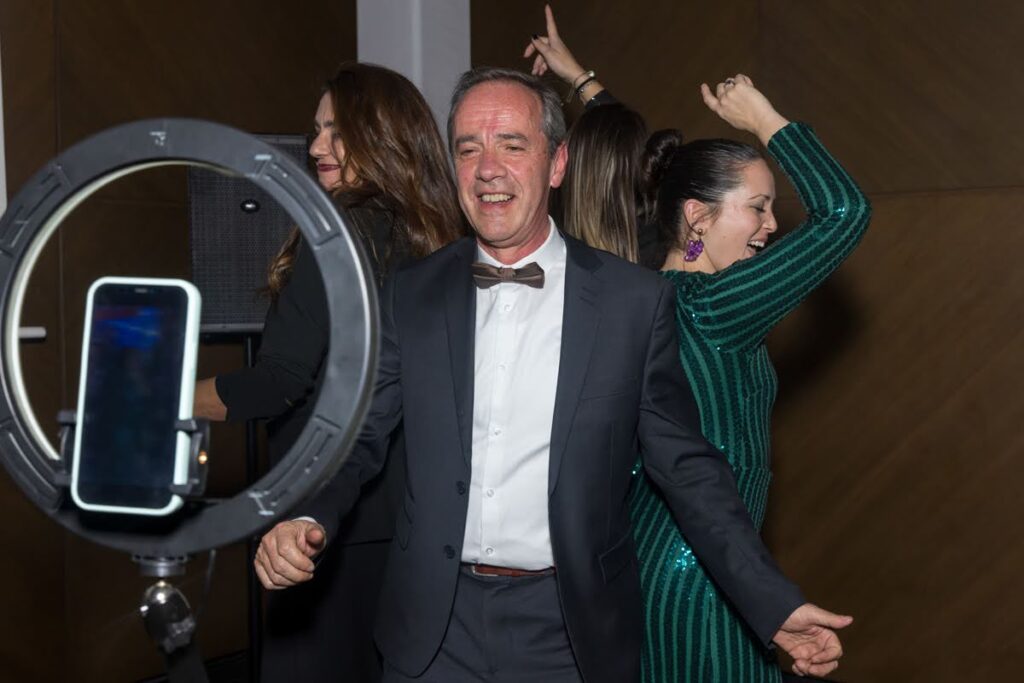 Invitados de boda bailando en la plataforma 360º de TT FLASH