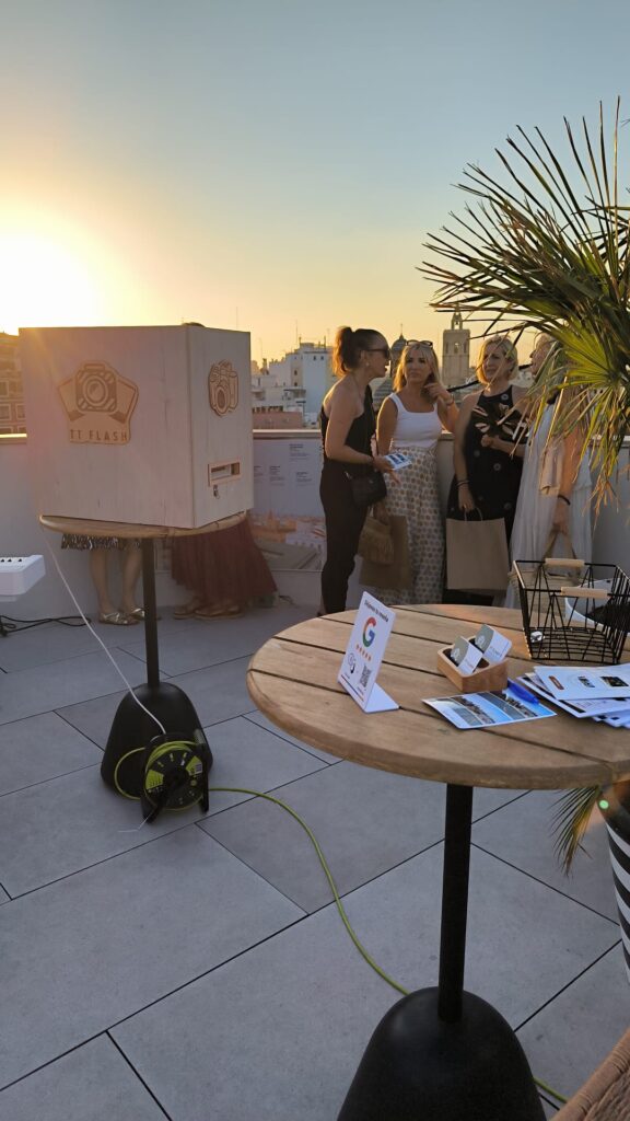 Fotomatón White en la terraza de una boda al atardecer